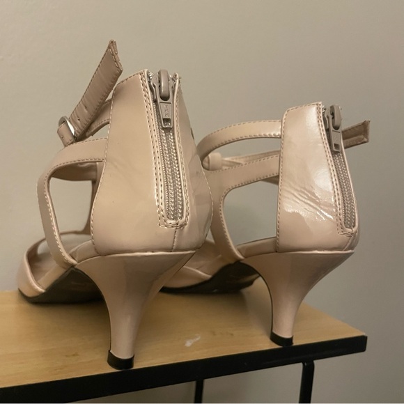 Town Shoes Chic Nude T-Strap Low Heel - Size 9 - Picture 8 of 16